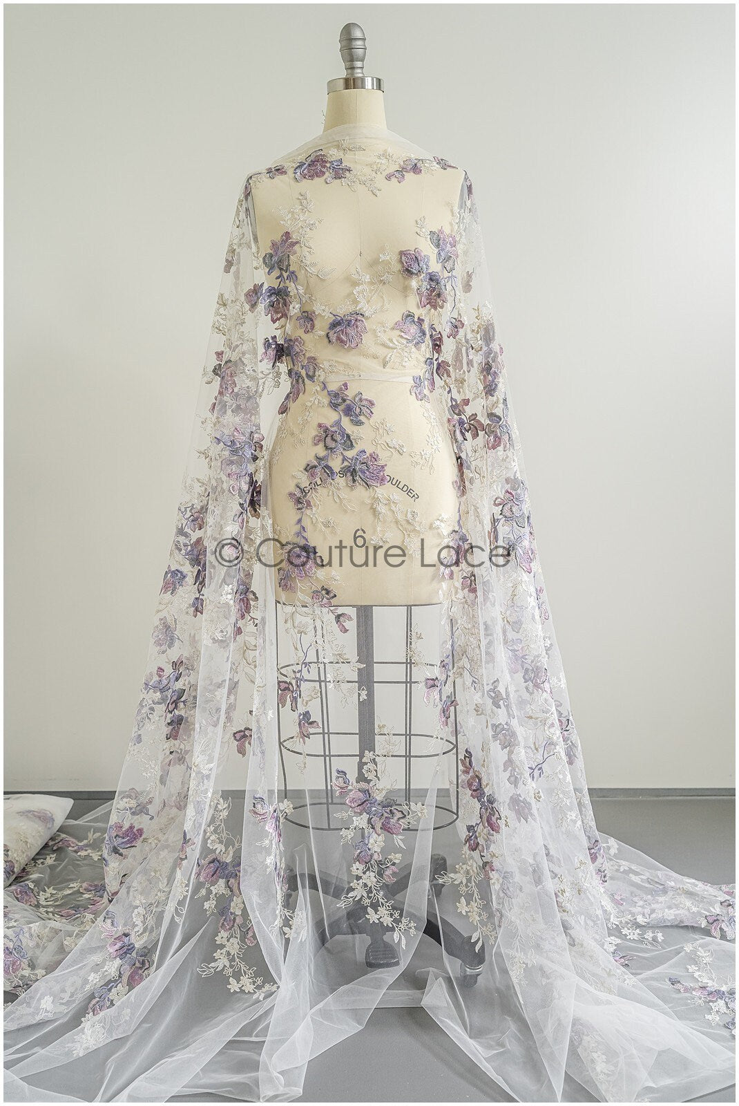 romantischer violett blauer Spitzenstoff mit floralem Muster/ floraler Couture Spitzenstoff/ lila bestickter Spitzenstoff// L22-440