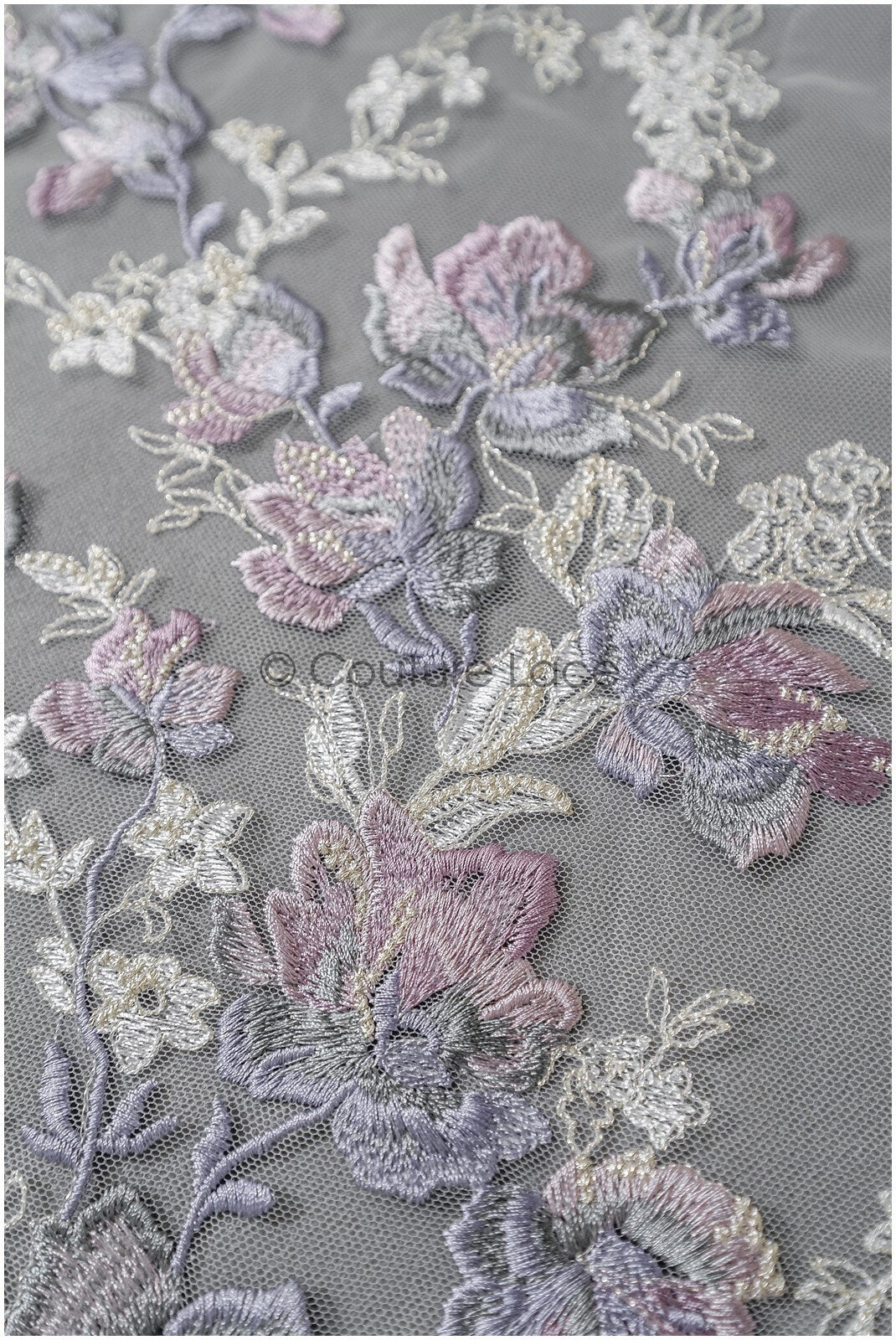 romantischer violett blauer Spitzenstoff mit floralem Muster/ floraler Couture Spitzenstoff/ lila bestickter Spitzenstoff// L22-440