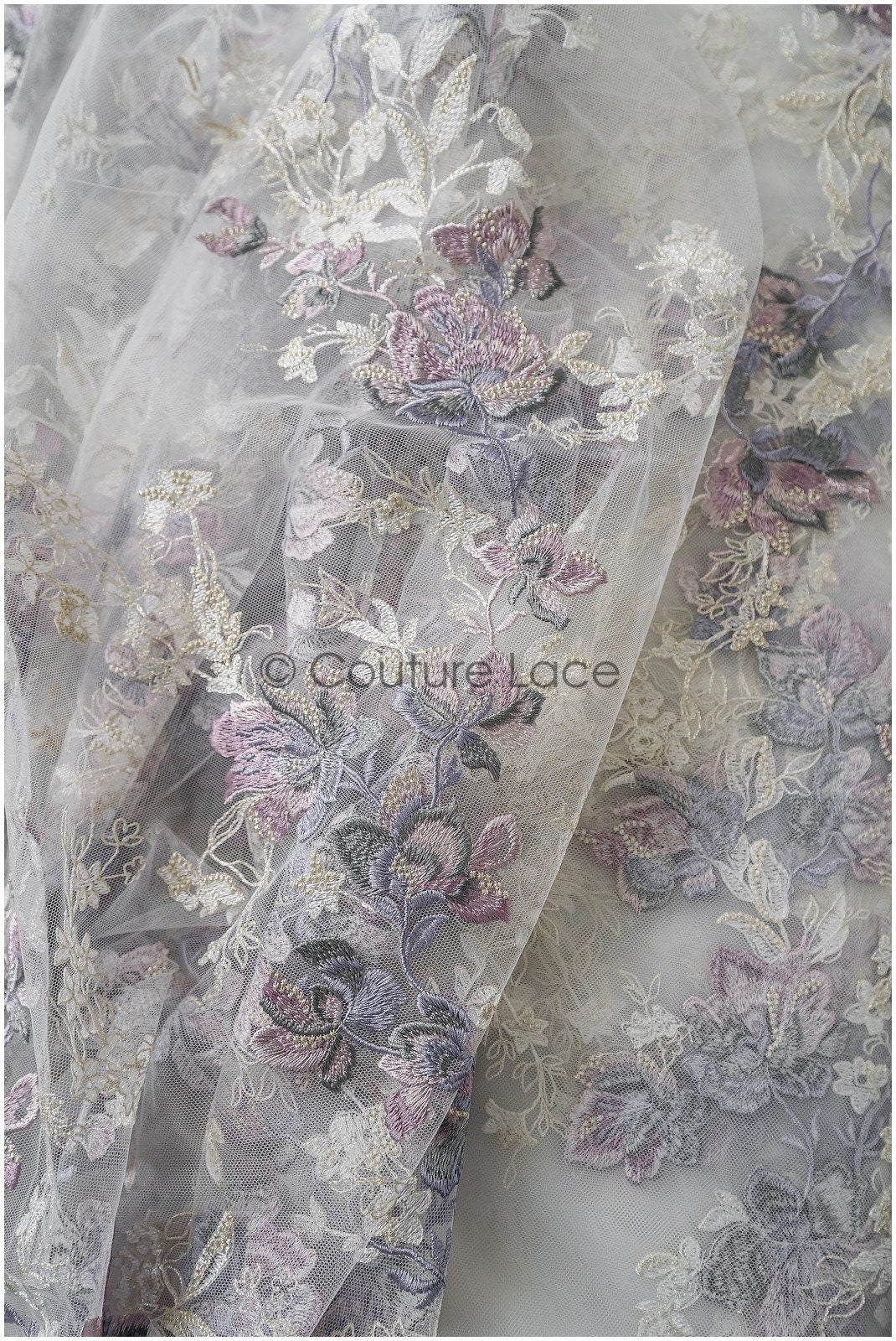 romantischer violett blauer Spitzenstoff mit floralem Muster/ floraler Couture Spitzenstoff/ lila bestickter Spitzenstoff// L22-440