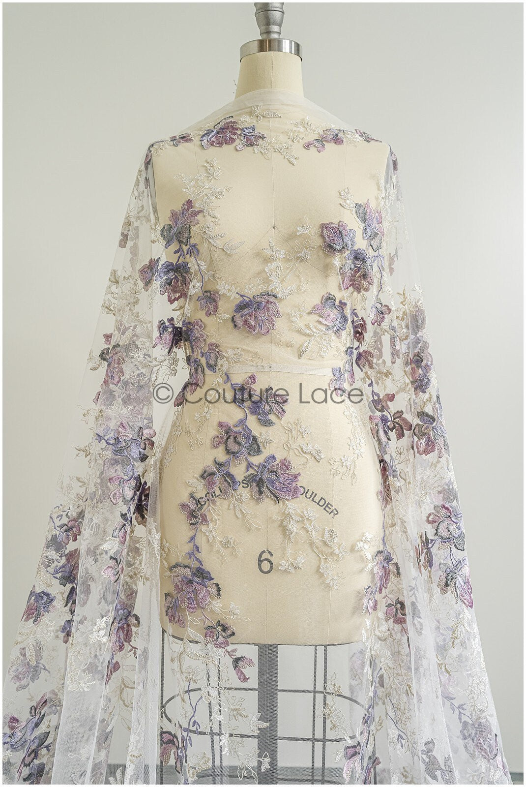 romantischer violett blauer Spitzenstoff mit floralem Muster/ floraler Couture Spitzenstoff/ lila bestickter Spitzenstoff// L22-440