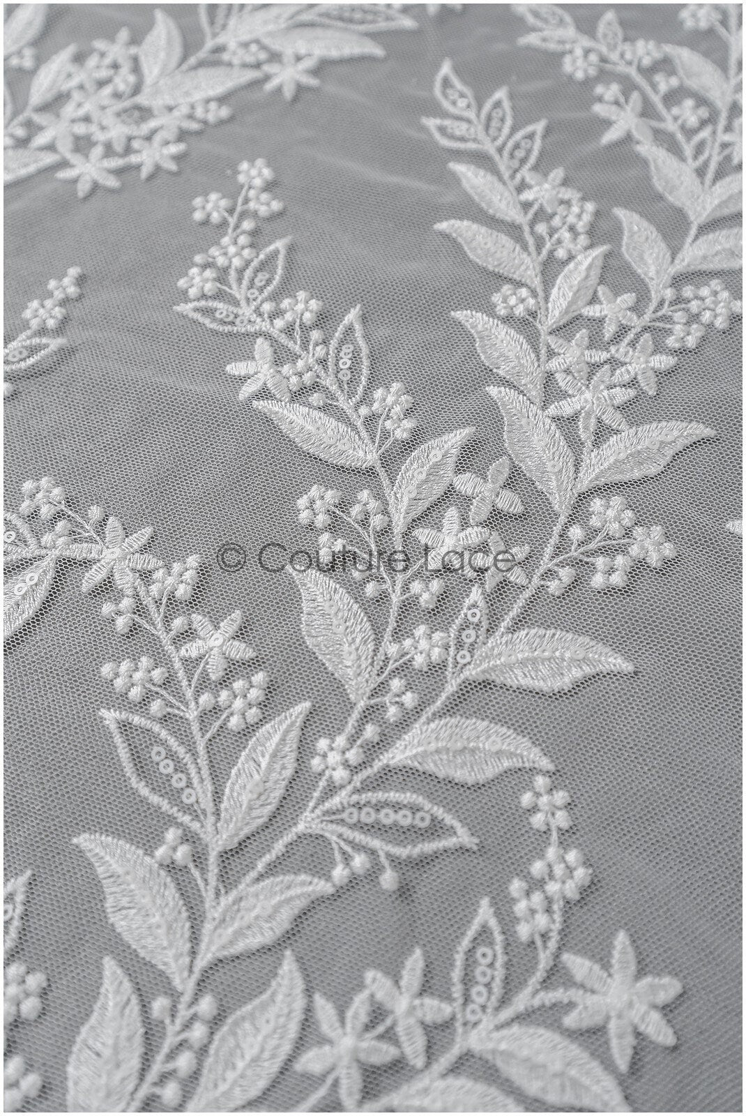 Romantischer Blumen Spitzenstoff mit Pailletten/ floraler Couture Spitzenstoff Off-White/ zarter floraler Spitzenstoff// L22-458