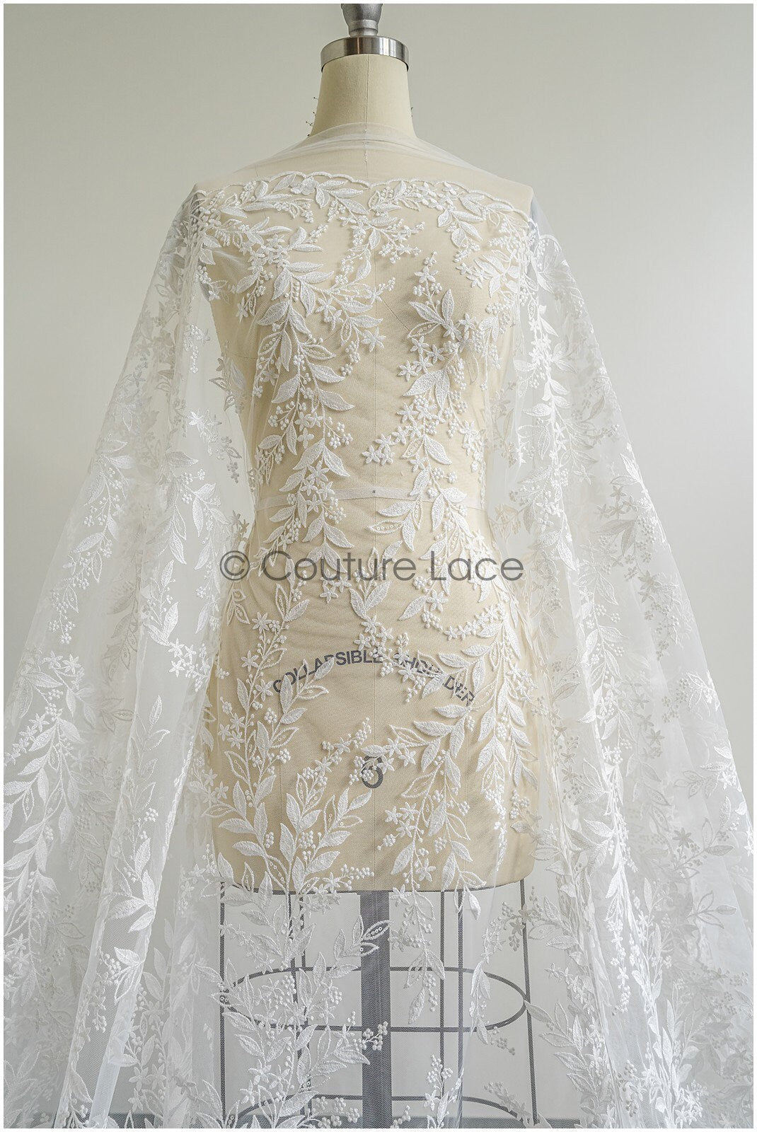 Romantischer Blumen Spitzenstoff mit Pailletten/ floraler Couture Spitzenstoff Off-White/ zarter floraler Spitzenstoff// L22-458