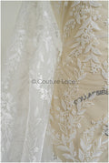 Romantischer Blumen Spitzenstoff mit Pailletten/ floraler Couture Spitzenstoff Off-White/ zarter floraler Spitzenstoff// L22-458