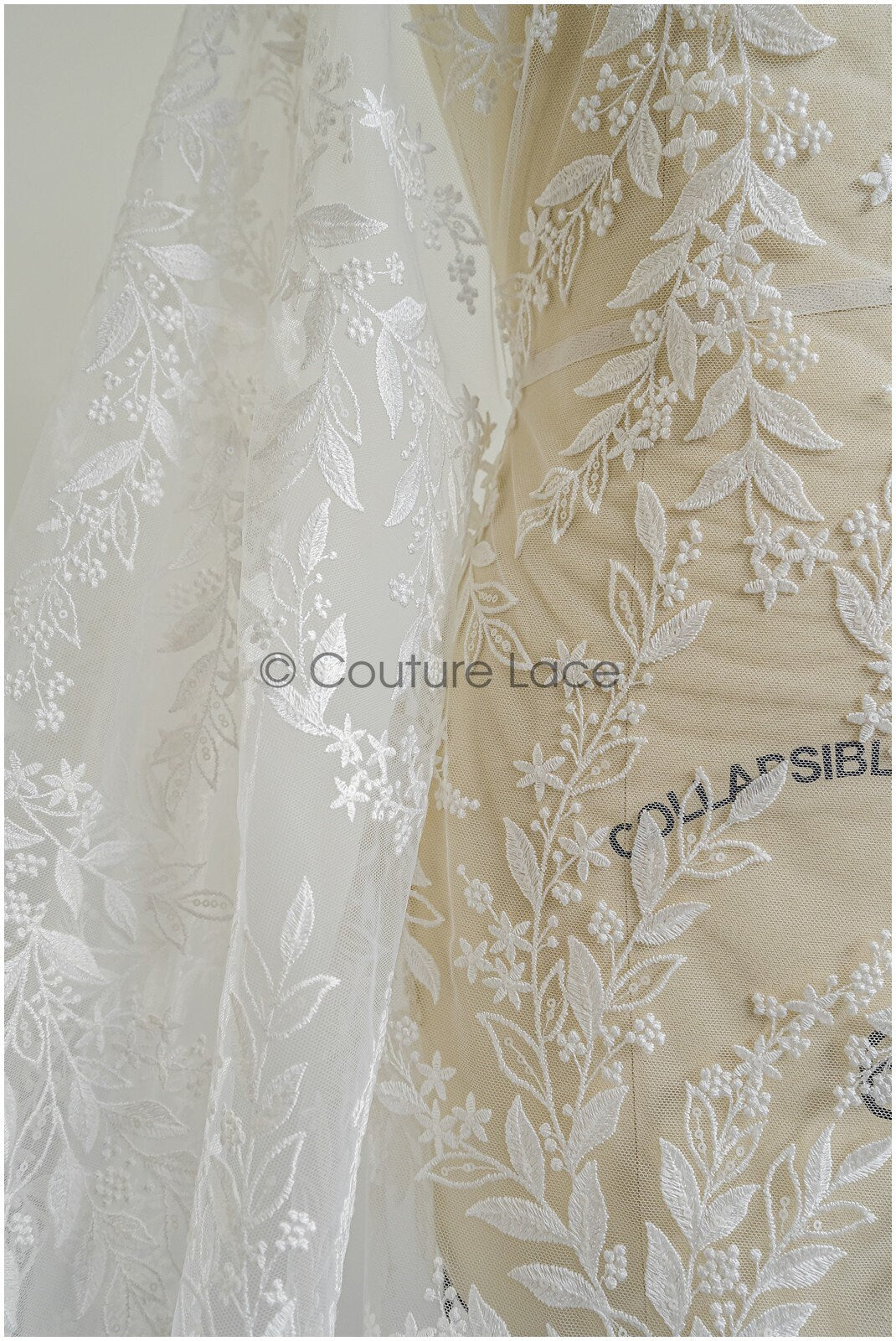 Romantischer Blumen Spitzenstoff mit Pailletten/ floraler Couture Spitzenstoff Off-White/ zarter floraler Spitzenstoff// L22-458