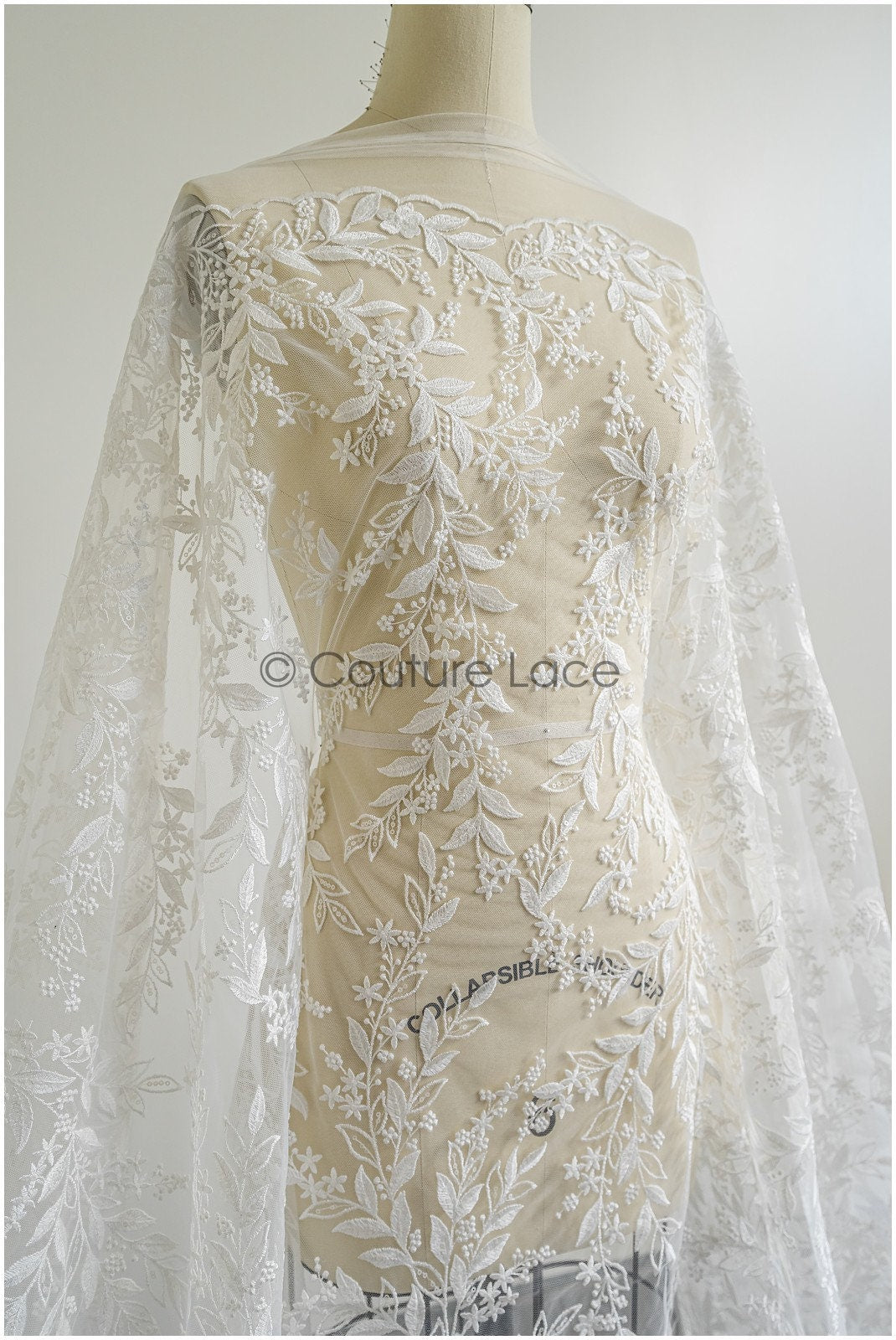 Romantischer Blumen Spitzenstoff mit Pailletten/ floraler Couture Spitzenstoff Off-White/ zarter floraler Spitzenstoff// L22-458