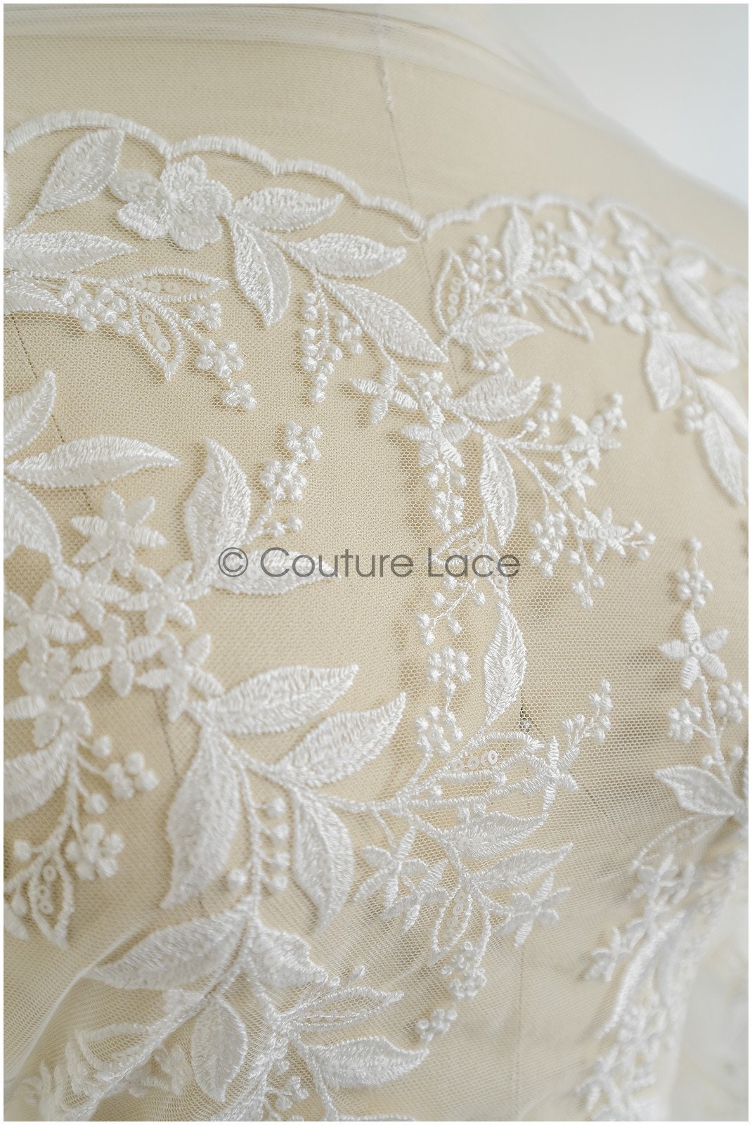 Romantischer Blumen Spitzenstoff mit Pailletten/ floraler Couture Spitzenstoff Off-White/ zarter floraler Spitzenstoff// L22-458