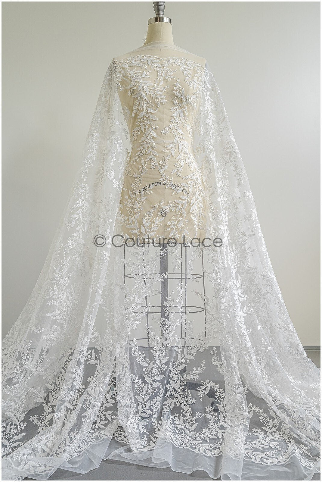 Romantischer Blumen Spitzenstoff mit Pailletten/ floraler Couture Spitzenstoff Off-White/ zarter floraler Spitzenstoff// L22-458