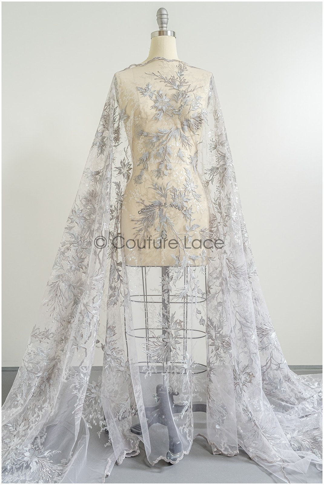 romantischer hellblau-grauer Spitzenstoff mit floralem Muster/ floraler Couture Spitzenstoff/ weich grauer farbbestickter Spitzenstoff// L22-442