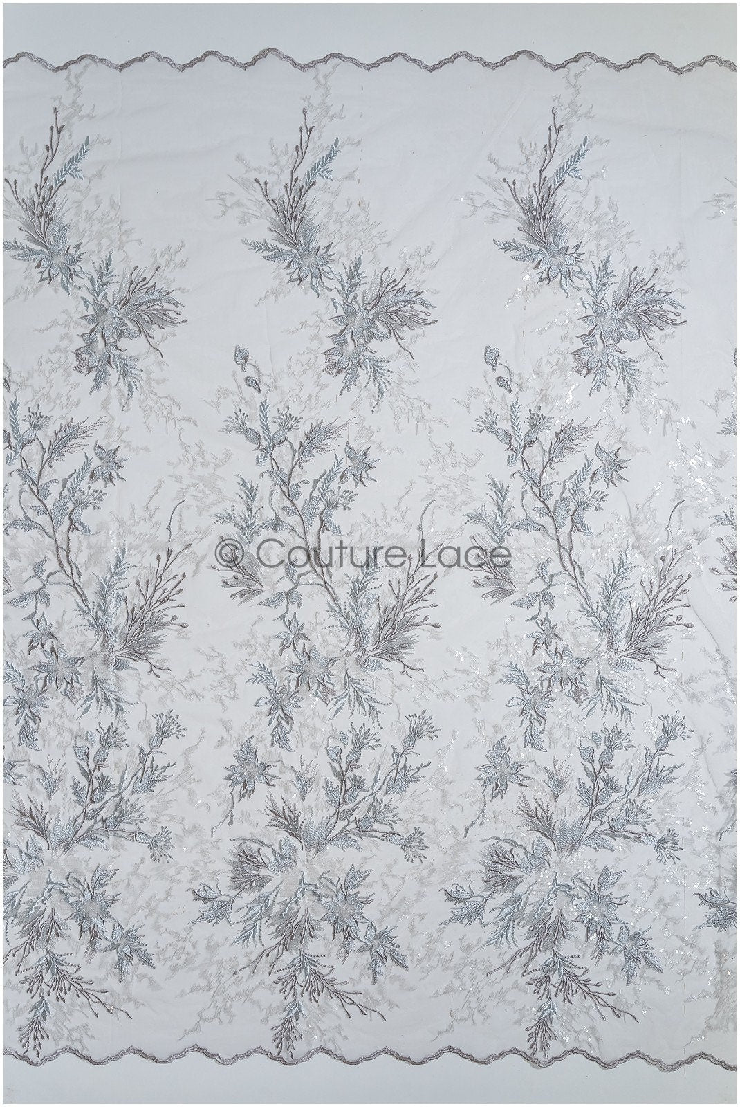 romantischer hellblau-grauer Spitzenstoff mit floralem Muster/ floraler Couture Spitzenstoff/ weich grauer farbbestickter Spitzenstoff// L22-442