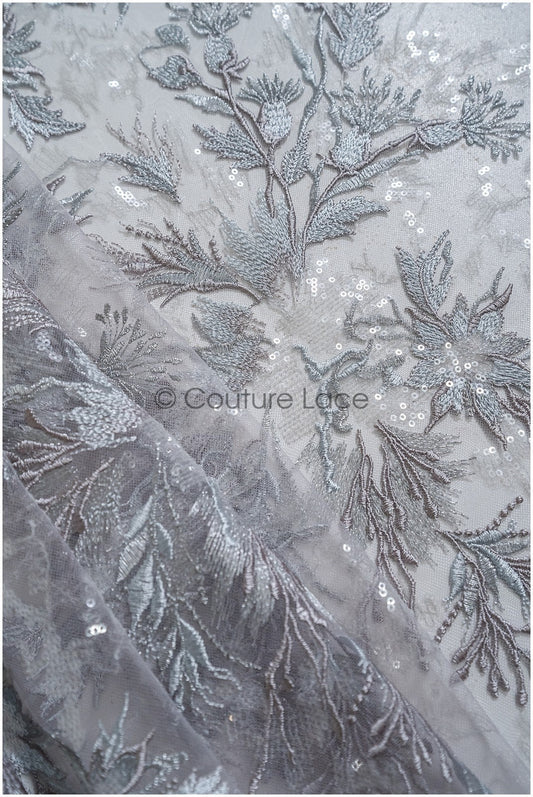 romantischer hellblau-grauer Spitzenstoff mit floralem Muster/ floraler Couture Spitzenstoff/ weich grauer farbbestickter Spitzenstoff// L22-442