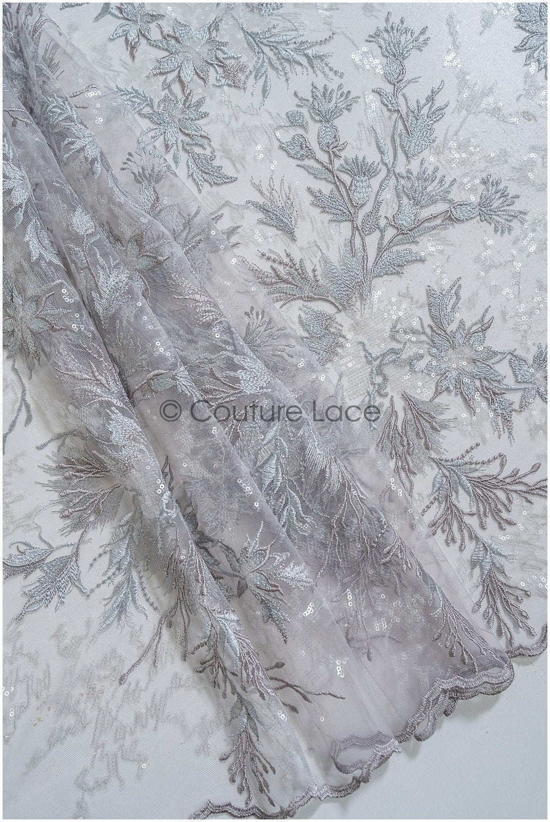 romantischer hellblau-grauer Spitzenstoff mit floralem Muster/ floraler Couture Spitzenstoff/ weich grauer farbbestickter Spitzenstoff// L22-442