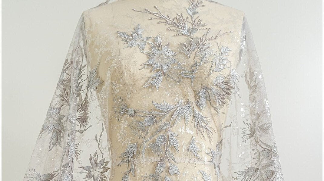 romantischer hellblau-grauer Spitzenstoff mit floralem Muster/ floraler Couture Spitzenstoff/ weich grauer farbbestickter Spitzenstoff// L22-442