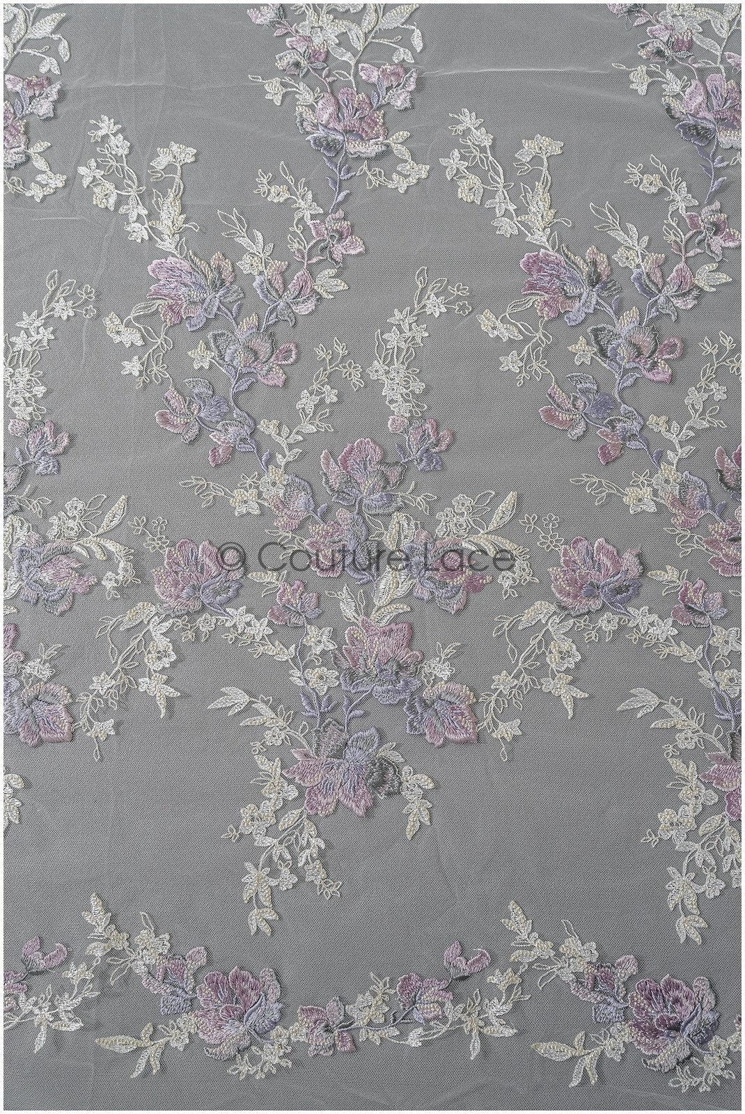 romantischer violett blauer Spitzenstoff mit floralem Muster/ floraler Couture Spitzenstoff/ lila bestickter Spitzenstoff// L22-440