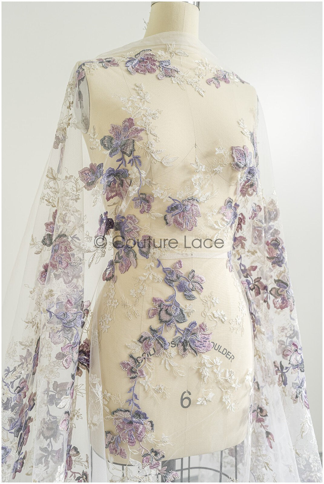 romantischer violett blauer Spitzenstoff mit floralem Muster/ floraler Couture Spitzenstoff/ lila bestickter Spitzenstoff// L22-440