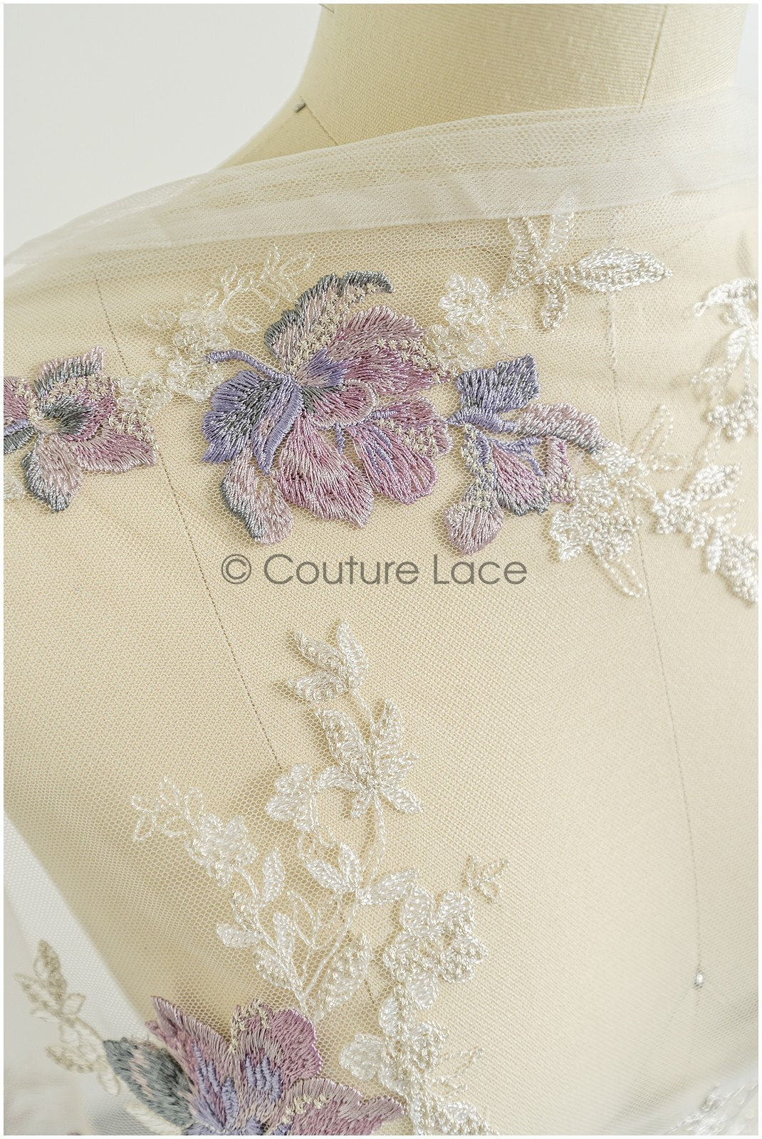 romantischer violett blauer Spitzenstoff mit floralem Muster/ floraler Couture Spitzenstoff/ lila bestickter Spitzenstoff// L22-440