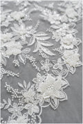 Wunderschöner 3D Blumen Spitzenstoff Off-White/ Braut Couture Spitzenstoff/ 3D Brautspitze mit Ästen & Blättern// L22-452