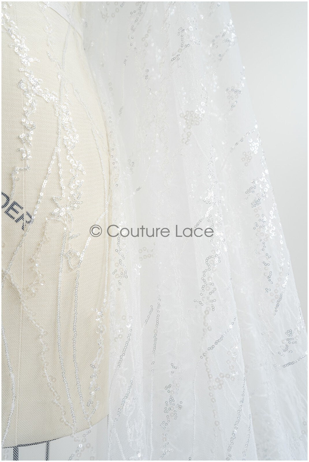 Pailletten Spitzenstoff mit Wellenmuster/ Couture Spitzenstoff Off-White/ Braut Spitzenstoff mit Pailletten// L22-455