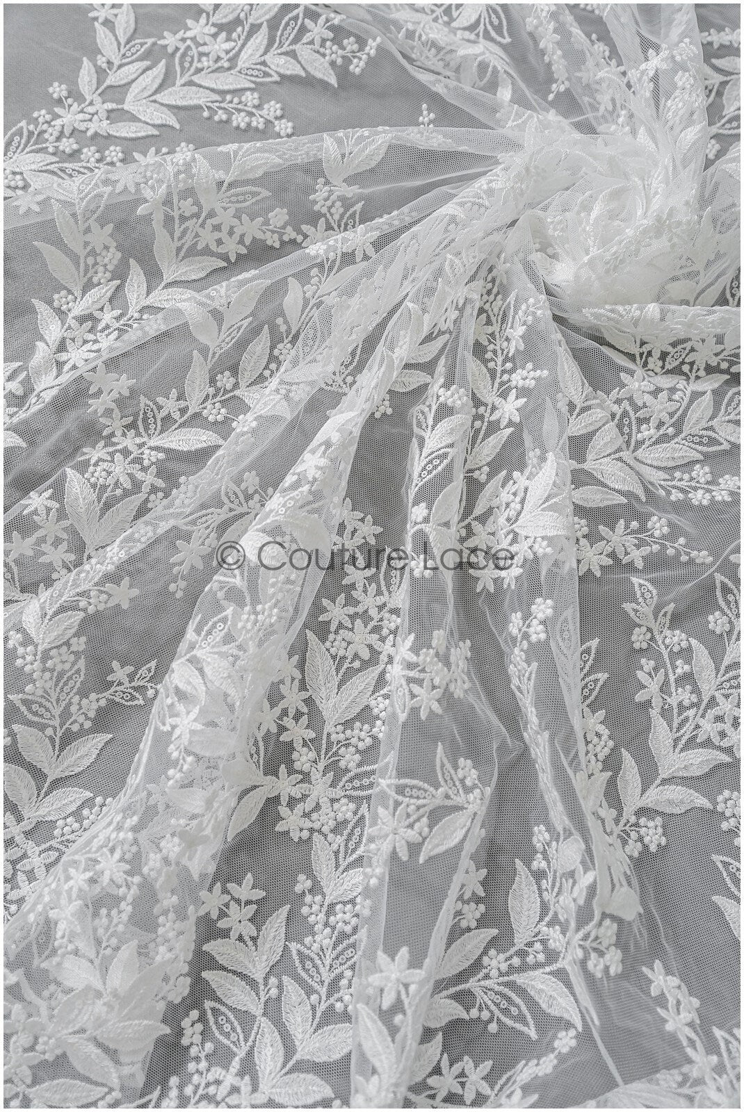 Romantischer Blumen Spitzenstoff mit Pailletten/ floraler Couture Spitzenstoff Off-White/ zarter floraler Spitzenstoff// L22-458