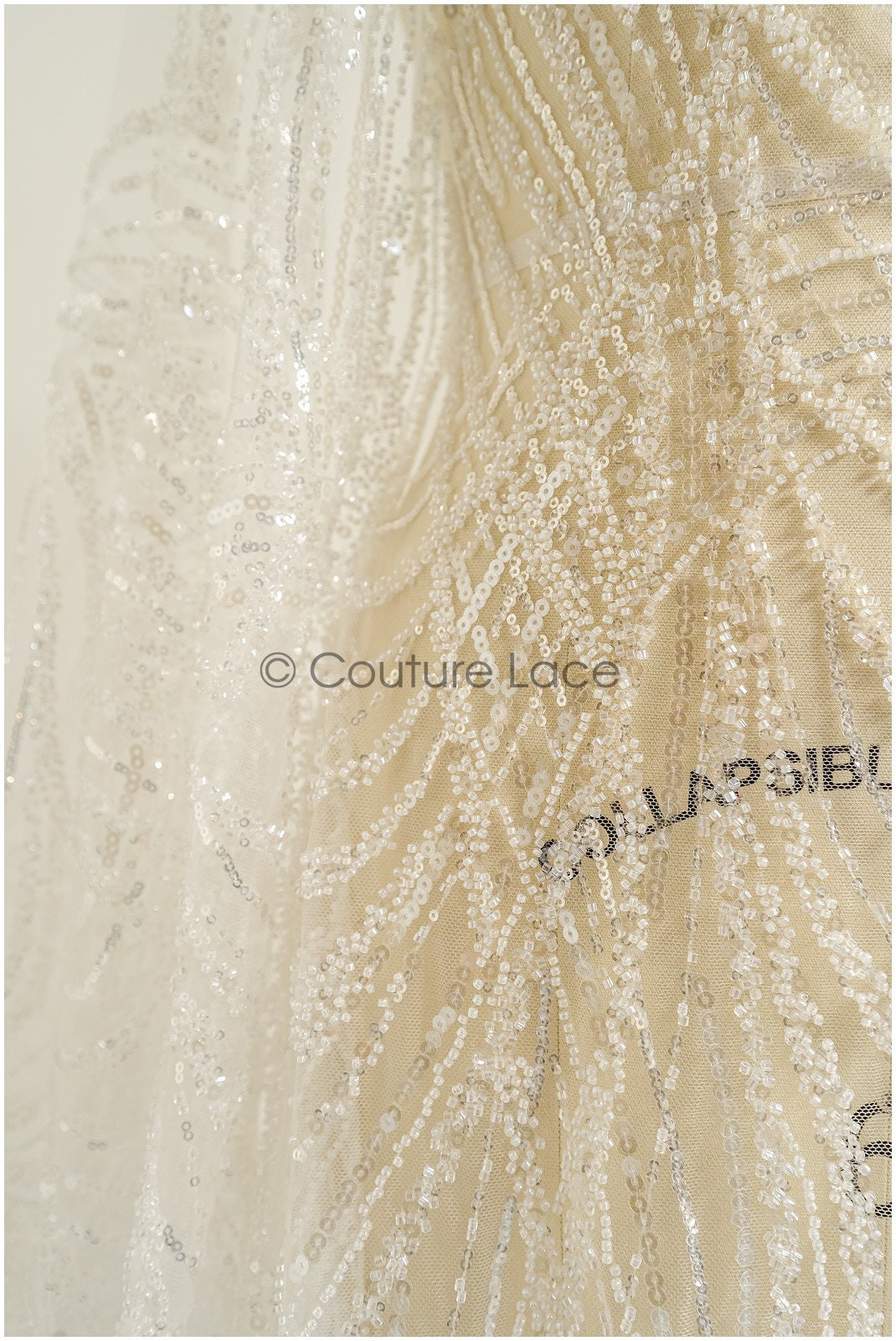 Wunderschöner perlenbesetzter Spitzenstoff mit kleinen Blättern/ Couture Spitzenstoff mit Perlen & Pailletten/ Brautspitze mit Zweigen// L22-482