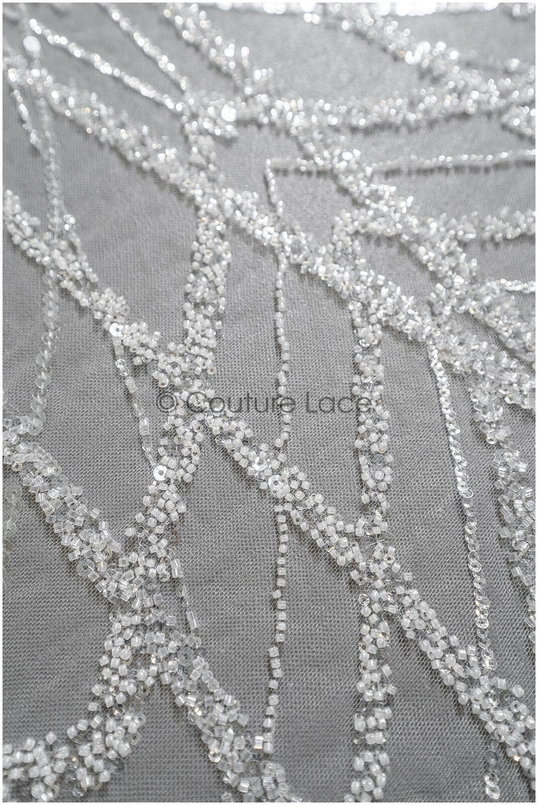 Wunderschöner perlenbesetzter Spitzenstoff mit kleinen Blättern/ Couture Spitzenstoff mit Perlen & Pailletten/ Brautspitze mit Zweigen// L22-482