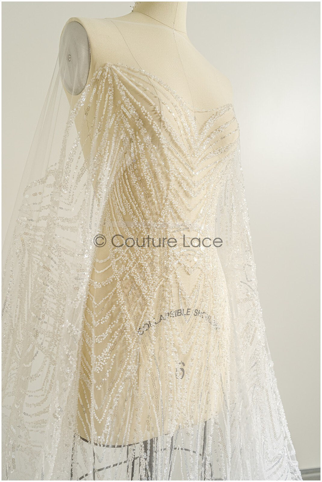 Wunderschöner perlenbesetzter Spitzenstoff mit kleinen Blättern/ Couture Spitzenstoff mit Perlen & Pailletten/ Brautspitze mit Zweigen// L22-482