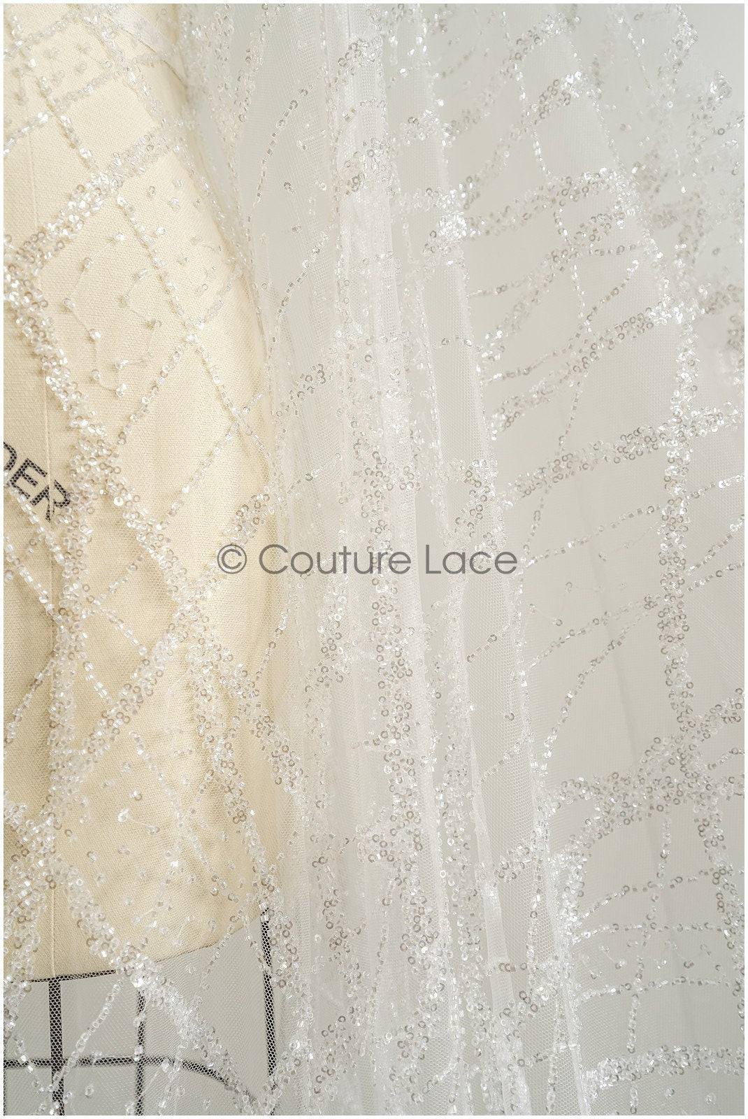 Schwerer Spitzenstoff mit Linien/ Couture Spitzenstoff mit Perlen & Pailletten/ Couture Spitzenstoff Off-White// L22-480