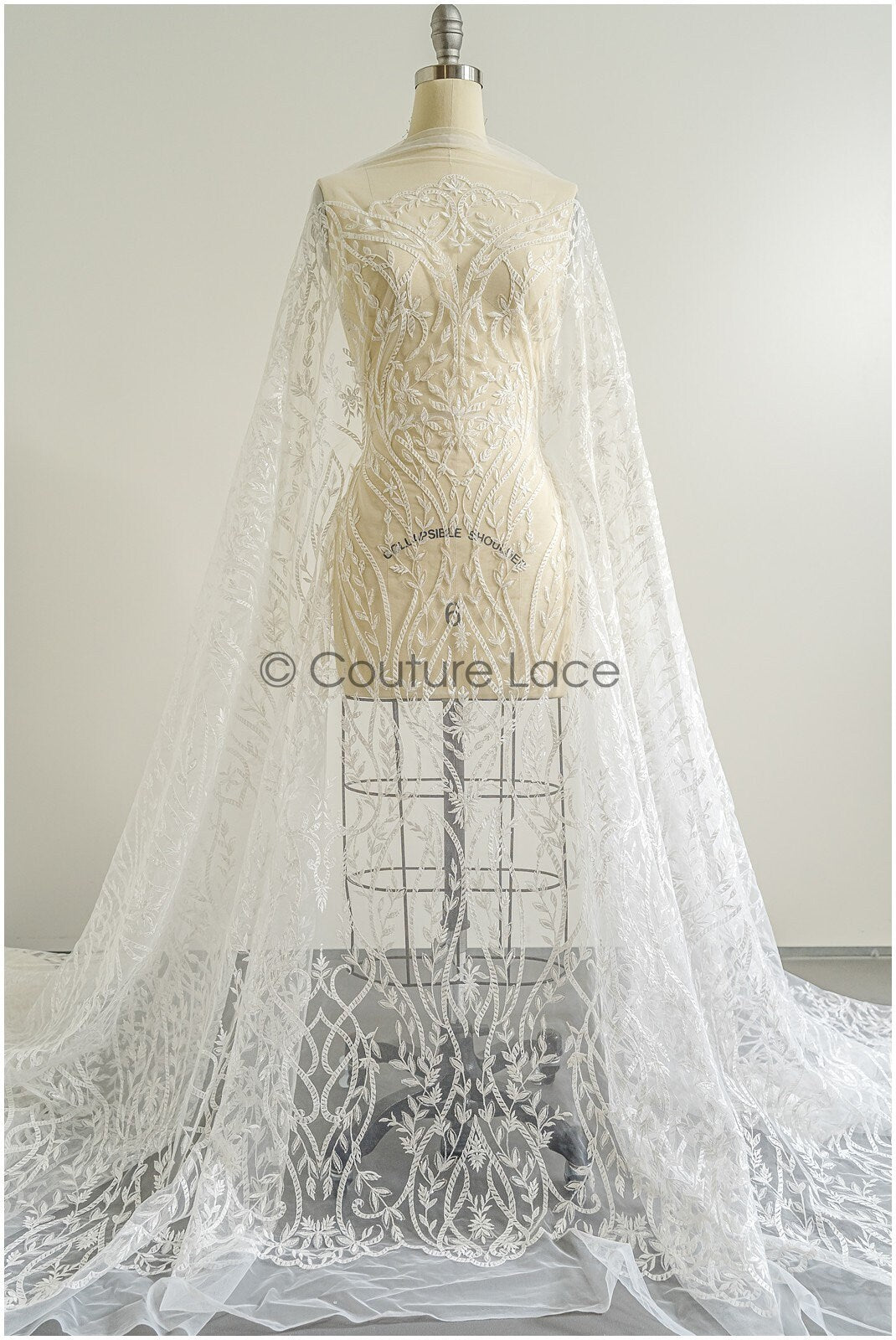 Wunderschöner Spitzenstoff mit Wellenmuster/ Couture Spitzenstoff Off-White/ Brautspitze mit Pailletten// L22-466