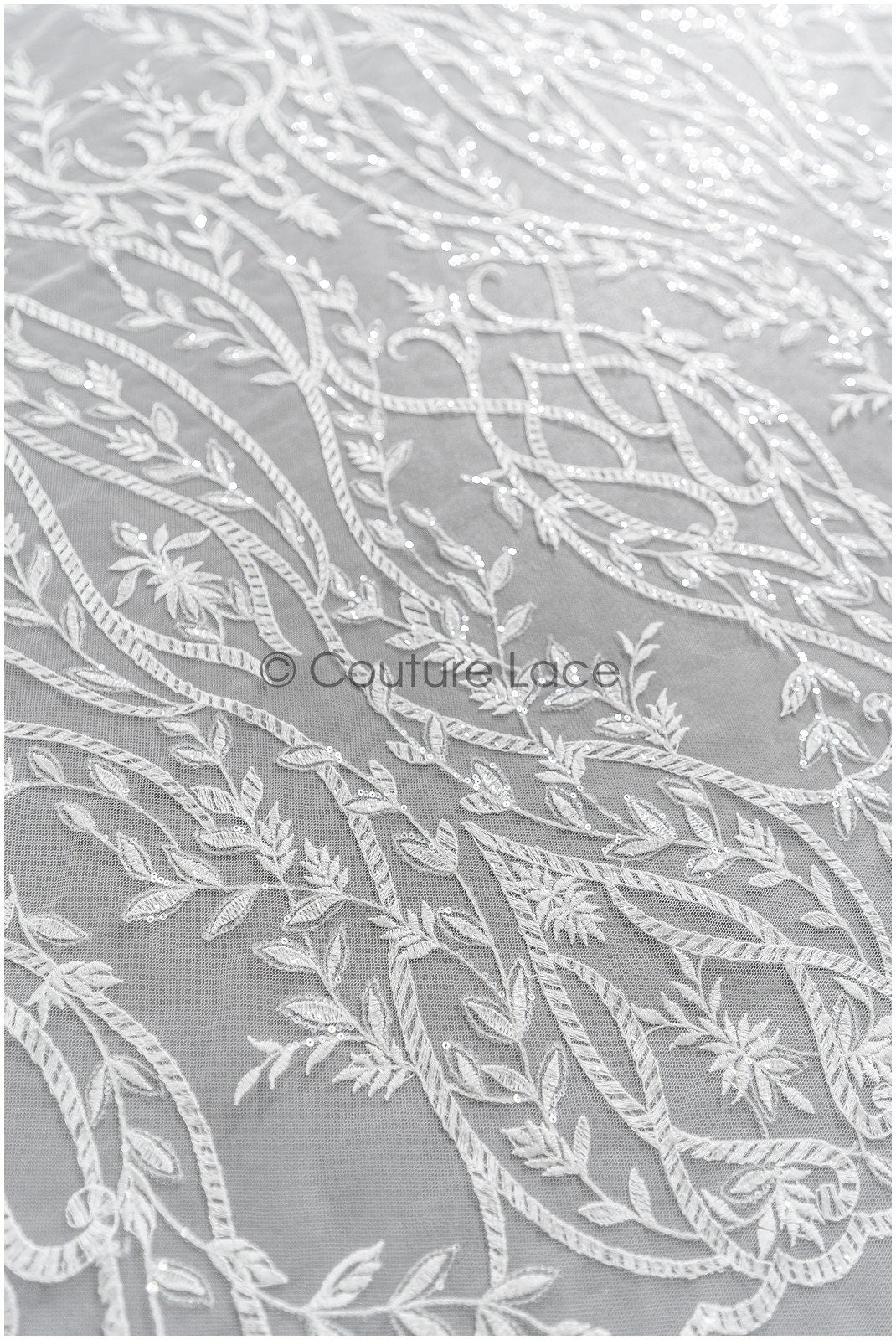 Wunderschöner Spitzenstoff mit Wellenmuster/ Couture Spitzenstoff Off-White/ Brautspitze mit Pailletten// L22-466