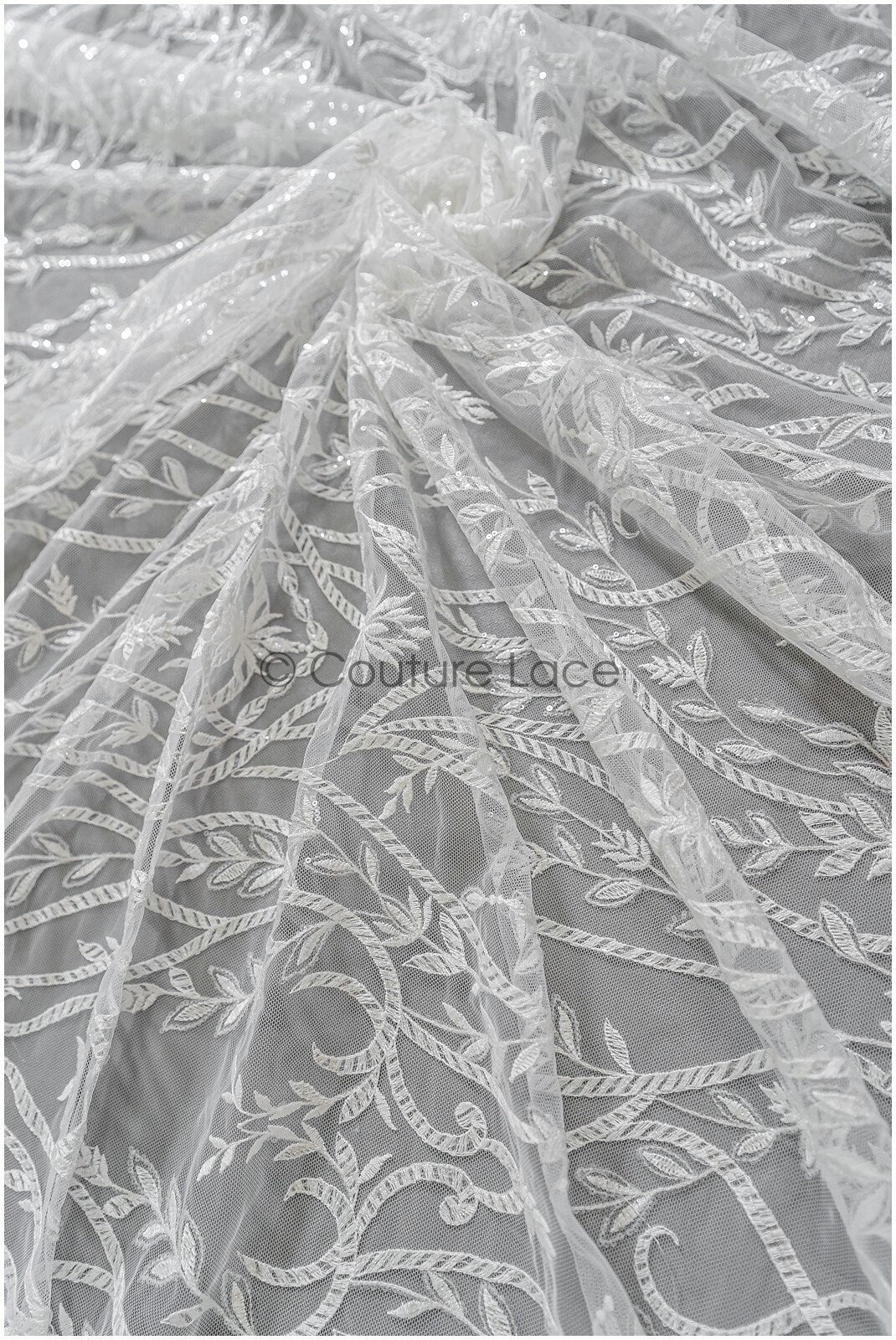 Wunderschöner Spitzenstoff mit Wellenmuster/ Couture Spitzenstoff Off-White/ Brautspitze mit Pailletten// L22-466