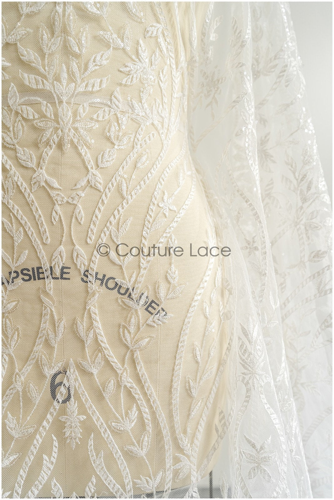 Wunderschöner Spitzenstoff mit Wellenmuster/ Couture Spitzenstoff Off-White/ Brautspitze mit Pailletten// L22-466