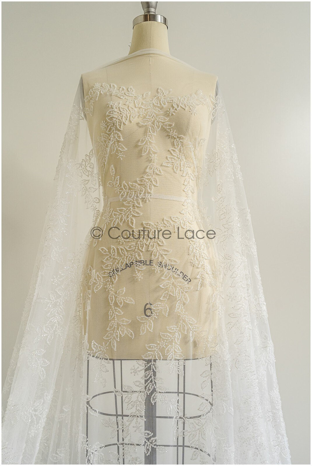 Wunderschöner Spitzenstoff mit kleinen Blättern/ Couture Spitzenstoff mit Perlen & Pailletten/ Brautspitze Off-White// L22-470