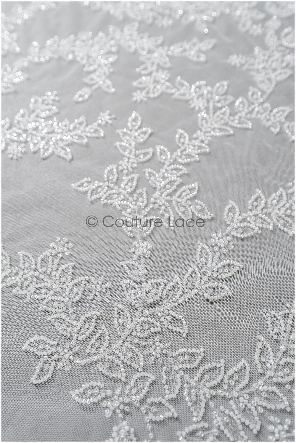 Wunderschöner Spitzenstoff mit kleinen Blättern/ Couture Spitzenstoff mit Perlen & Pailletten/ Brautspitze Off-White// L22-470