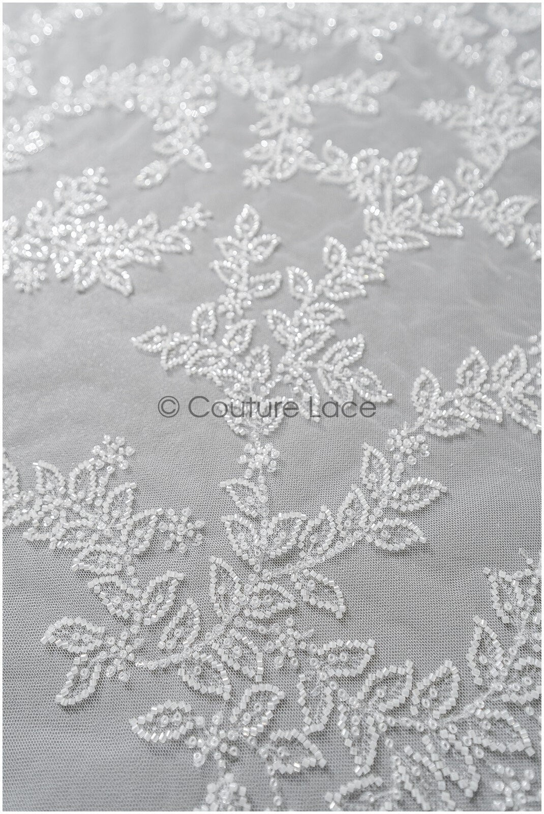 Wunderschöner Spitzenstoff mit kleinen Blättern/ Couture Spitzenstoff mit Perlen & Pailletten/ Brautspitze Off-White// L22-470