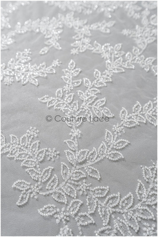 Wunderschöner Spitzenstoff mit kleinen Blättern/ Couture Spitzenstoff mit Perlen & Pailletten/ Brautspitze Off-White// L22-470
