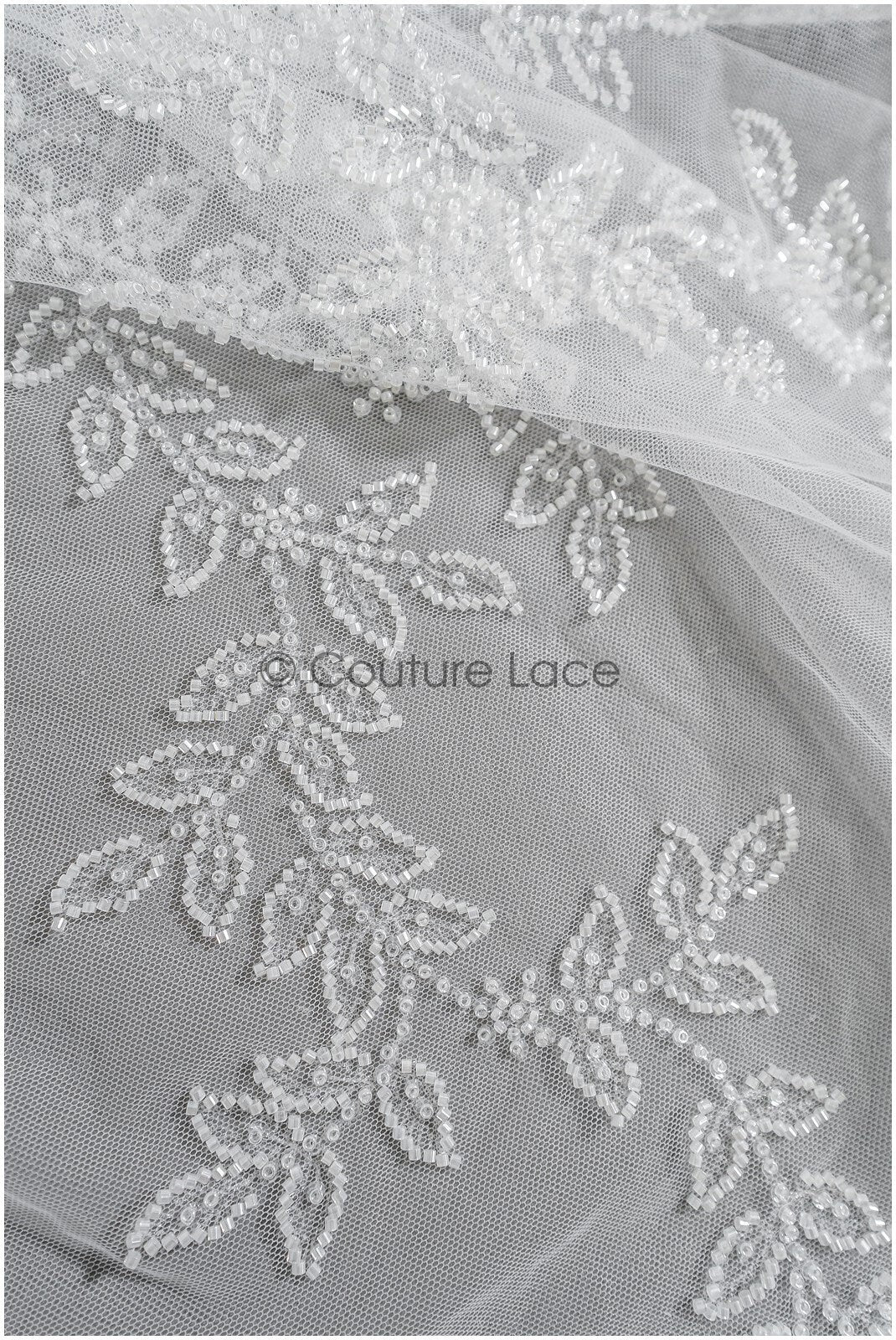 Wunderschöner Spitzenstoff mit kleinen Blättern/ Couture Spitzenstoff mit Perlen & Pailletten/ Brautspitze Off-White// L22-470