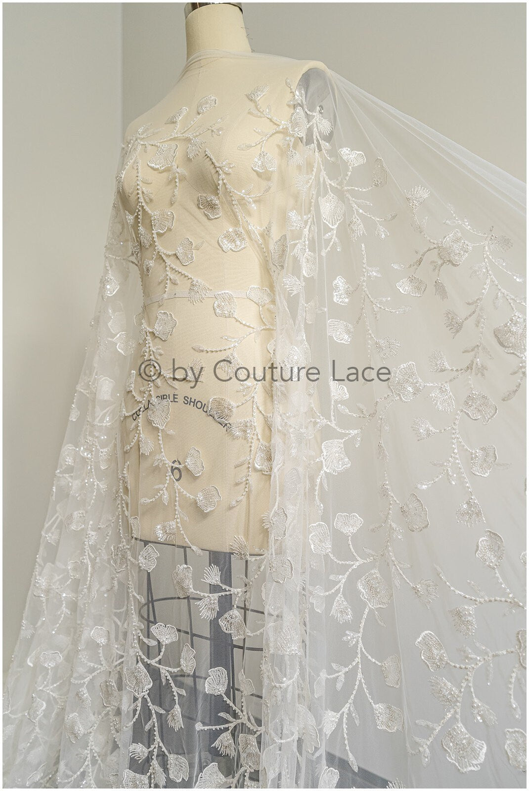 Schwerer Spitzenstoff mit Linien/ Couture Spitzenstoff mit Perlen & Pailletten/ Couture Braut Spitzenstoff/ Brautspitze// L22-494