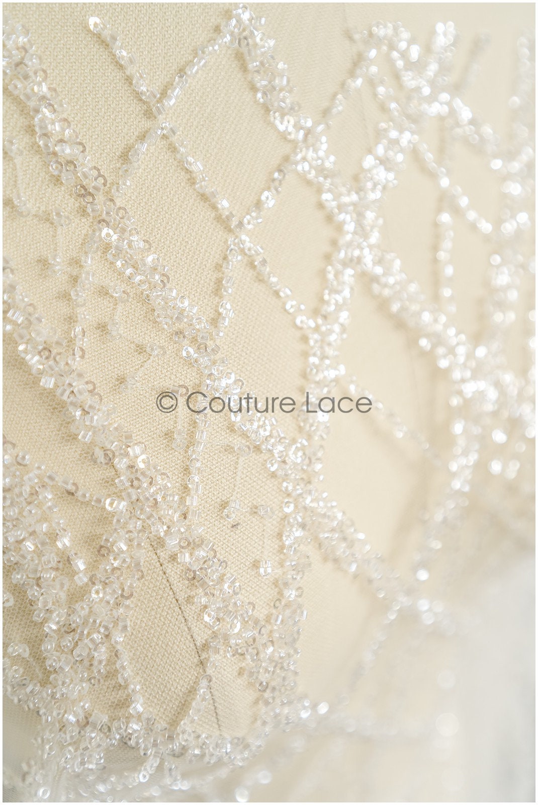 Schwerer Spitzenstoff mit Linien/ Couture Spitzenstoff mit Perlen & Pailletten/ Couture Spitzenstoff Off-White// L22-480