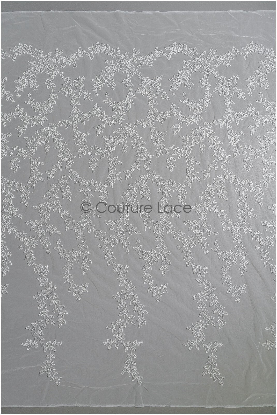 Wunderschöner Spitzenstoff mit kleinen Blättern/ Couture Spitzenstoff mit Perlen & Pailletten/ Brautspitze Off-White// L22-470