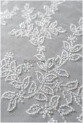 Wunderschöner Spitzenstoff mit kleinen Blättern/ Couture Spitzenstoff mit Perlen & Pailletten/ Brautspitze Off-White// L22-470