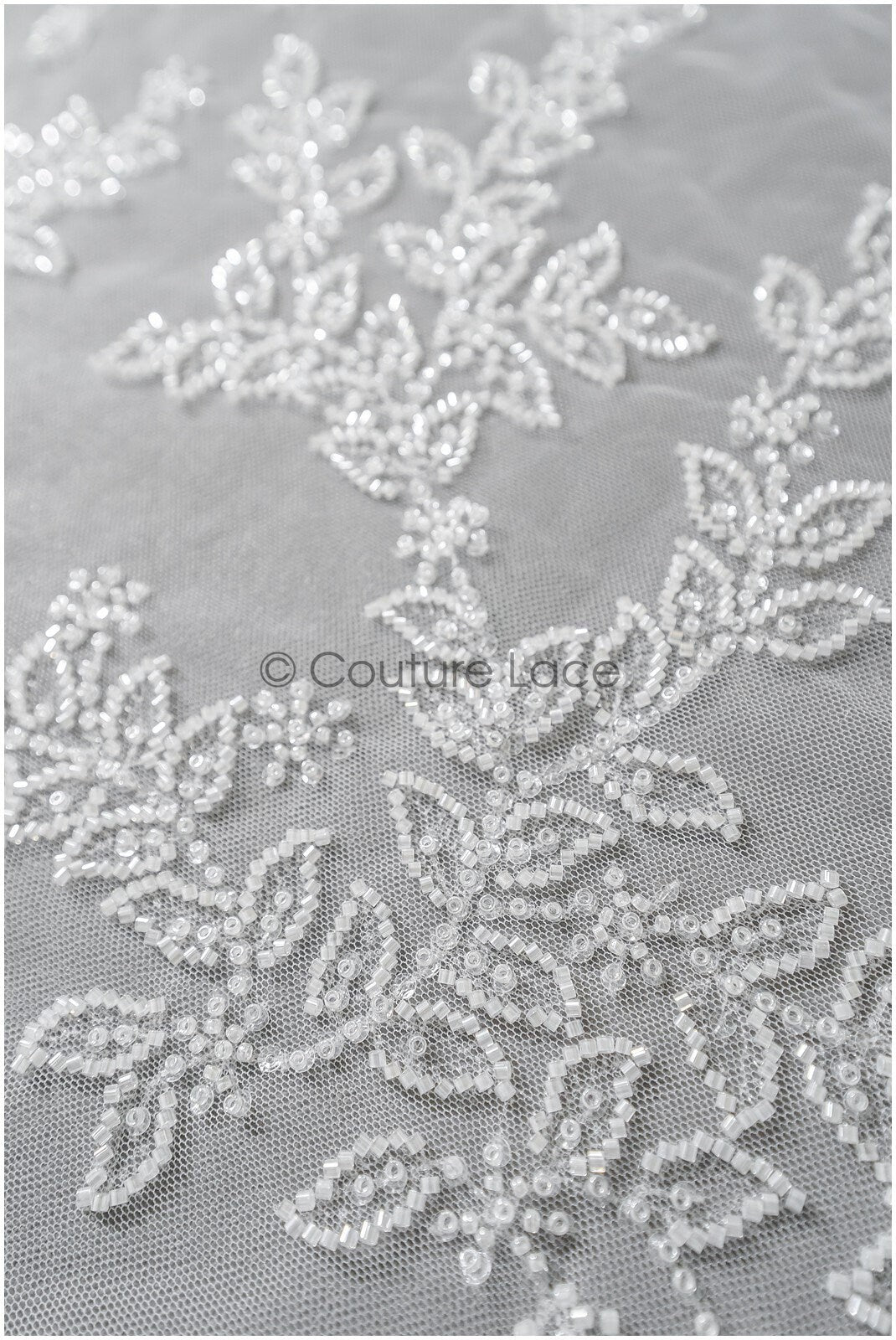 Wunderschöner Spitzenstoff mit kleinen Blättern/ Couture Spitzenstoff mit Perlen & Pailletten/ Brautspitze Off-White// L22-470
