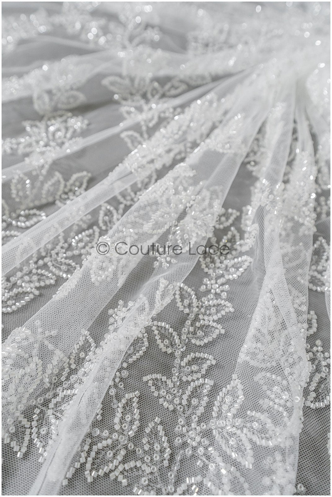 Wunderschöner Spitzenstoff mit kleinen Blättern/ Couture Spitzenstoff mit Perlen & Pailletten/ Brautspitze Off-White// L22-470
