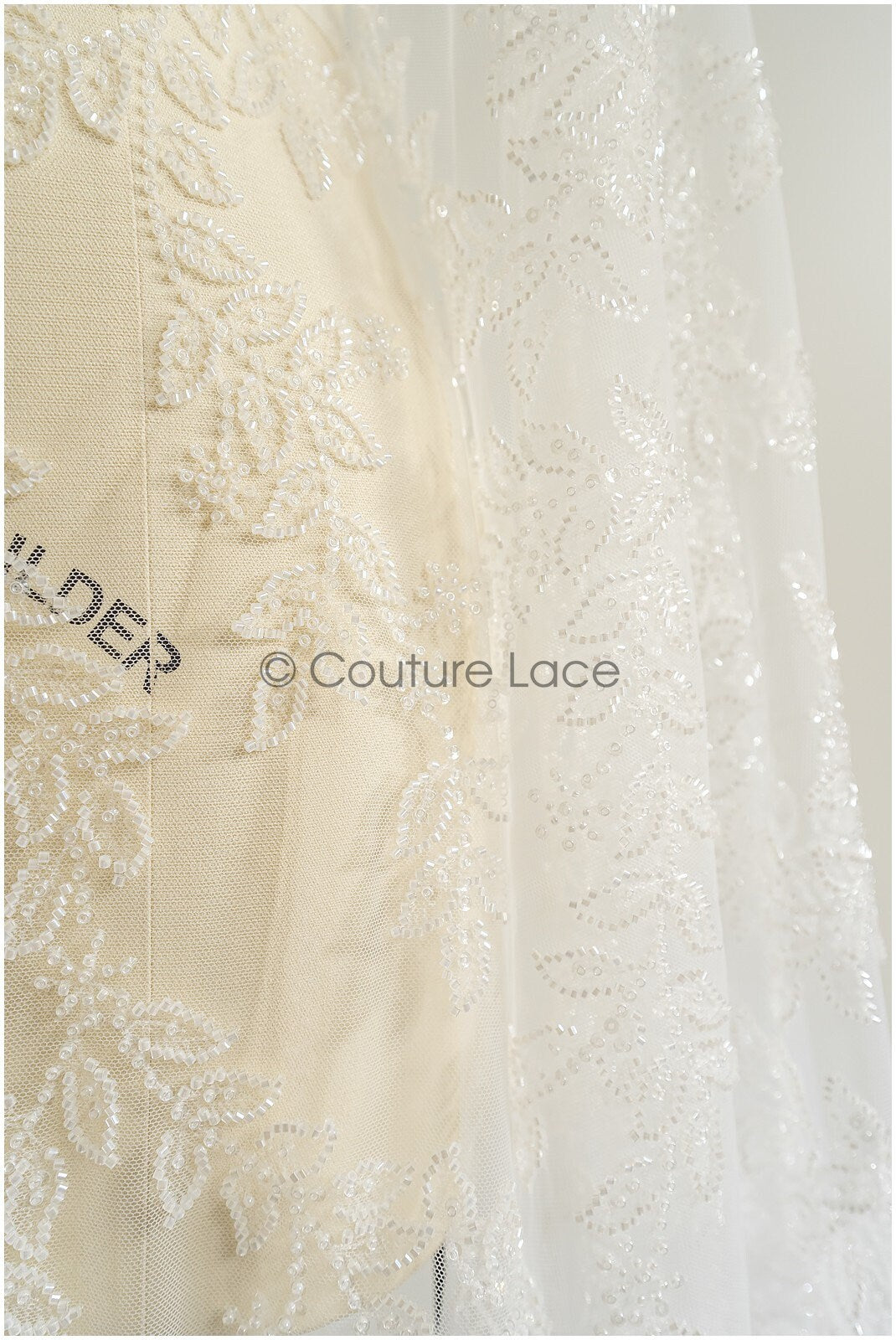 Wunderschöner Spitzenstoff mit kleinen Blättern/ Couture Spitzenstoff mit Perlen & Pailletten/ Brautspitze Off-White// L22-470