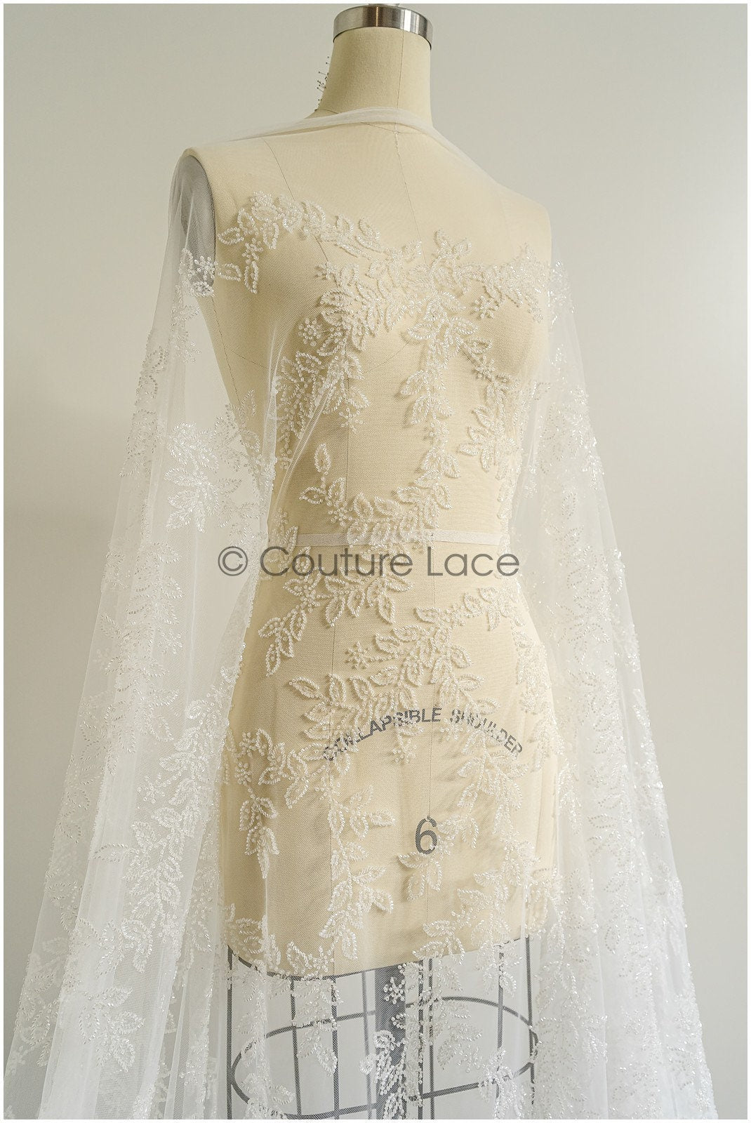 Wunderschöner Spitzenstoff mit kleinen Blättern/ Couture Spitzenstoff mit Perlen & Pailletten/ Brautspitze Off-White// L22-470