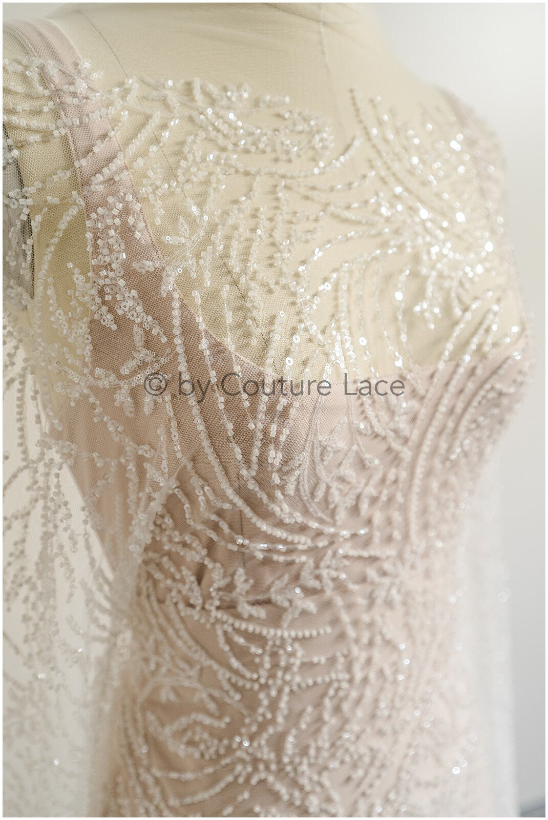 Schwerer Spitzenstoff mit Linien/ Couture Spitzenstoff mit Perlen & Pailletten/ Couture Spitzenstoff Off-White/ Brautspitze// L22-490