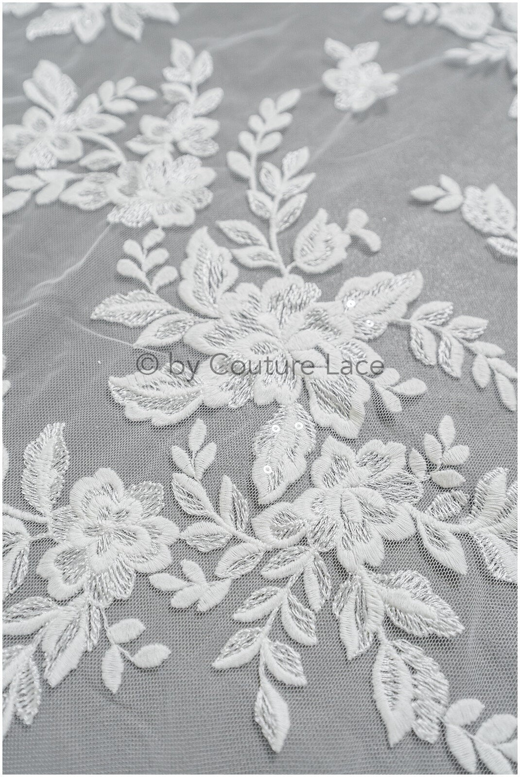Romantischer Blumen Spitzenstoff/ Blumenspitze Off-White/ Hochzeitskleid Spitze/ Blumen Spitzenstoff mit Pailletten// L22-520