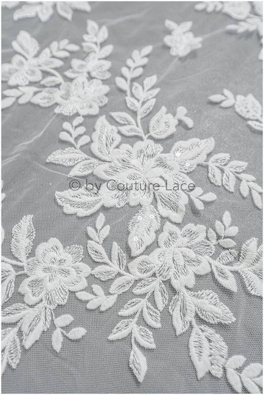 Romantischer Blumen Spitzenstoff/ Blumenspitze Off-White/ Hochzeitskleid Spitze/ Blumen Spitzenstoff mit Pailletten// L22-520