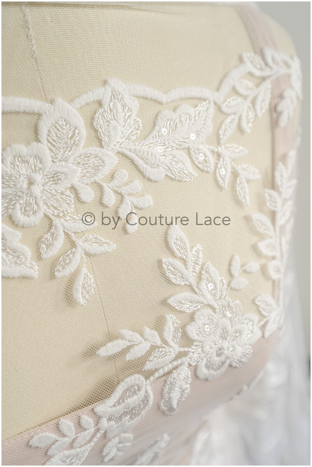 Romantischer Blumen Spitzenstoff/ Blumenspitze Off-White/ Hochzeitskleid Spitze/ Blumen Spitzenstoff mit Pailletten// L22-520
