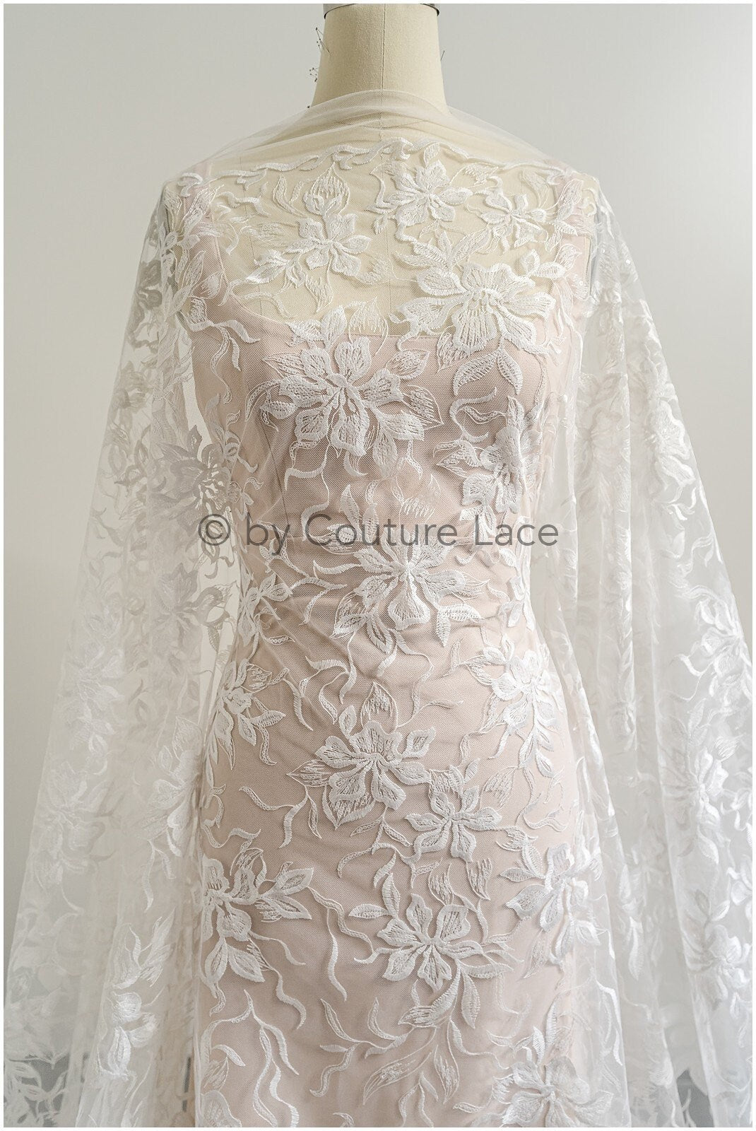 Romantischer Blumen Spitzenstoff Off-White/ hochwertiger bestickter Spitzenstoff mit floralem Muster/ Braut Spitzenstoff// L23-530