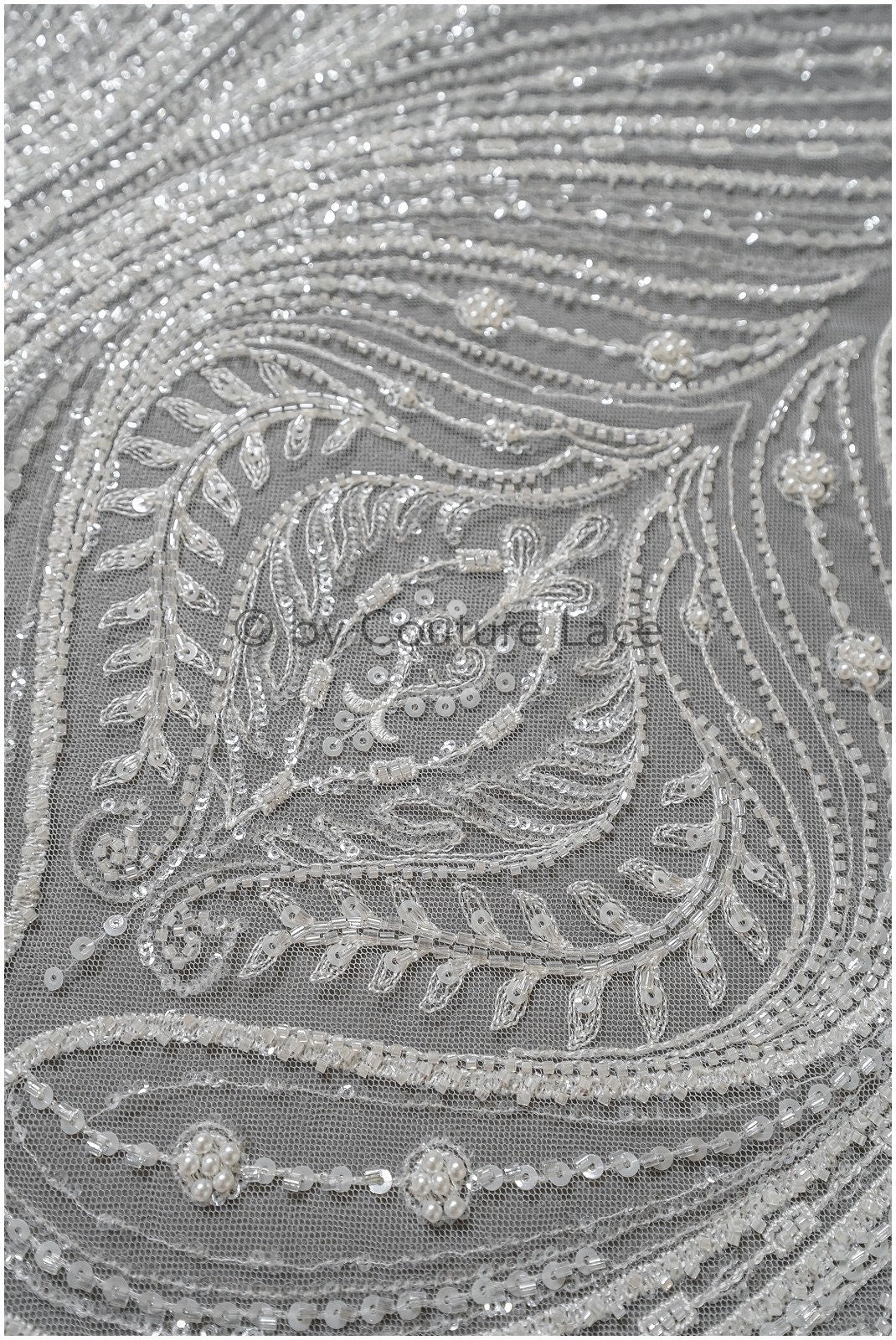 Wunderschöner perlenbesetzter Spitzenstoff mit kleinen Blättern/ Couture Spitzenstoff mit Perlen & Pailletten/ Brautspitze mit Zweigen & Blättern// L23-515