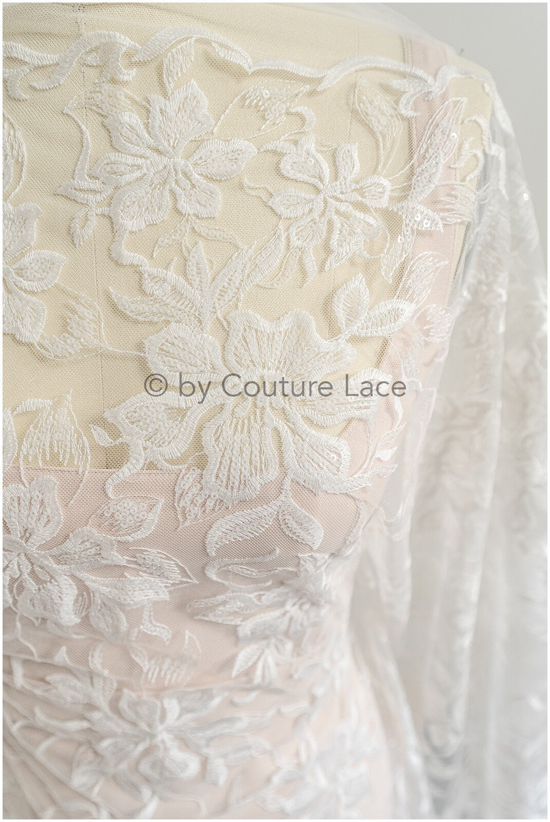 Romantischer Blumen Spitzenstoff Off-White/ hochwertiger bestickter Spitzenstoff mit floralem Muster/ Braut Spitzenstoff// L23-530